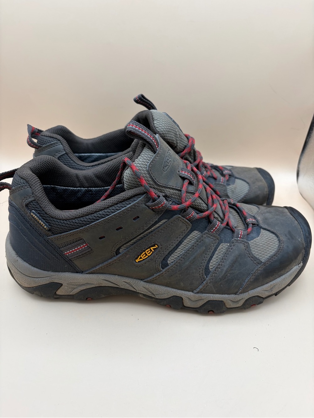 KEEN Men's Size 10.5 Gray and Red Lace-Up Hiking Boots - Picture 1 of 8